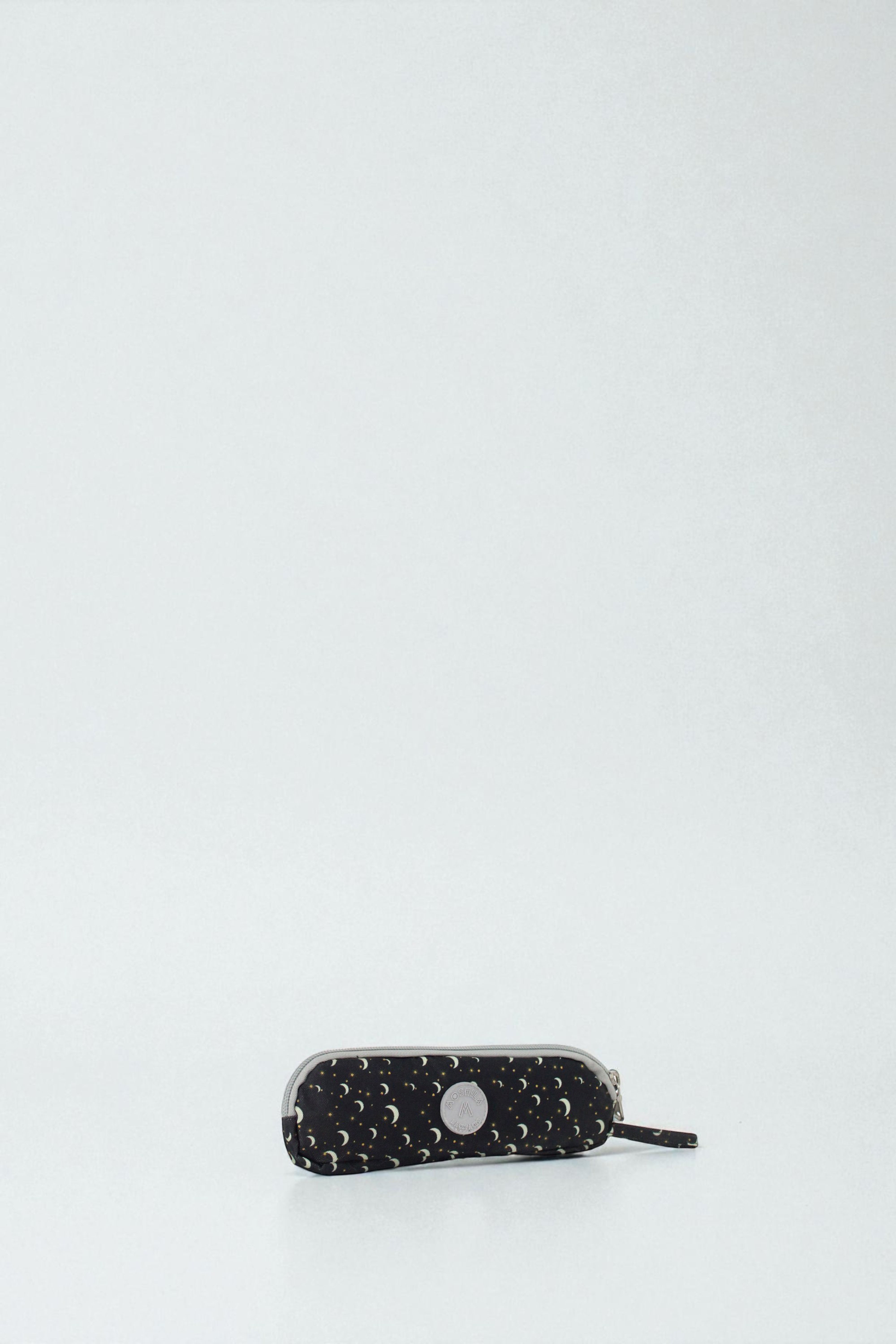 3882 CARTUCHERA MOSHILA UNIVERSITARIA ESTAMPADA NEGRO LUNAS