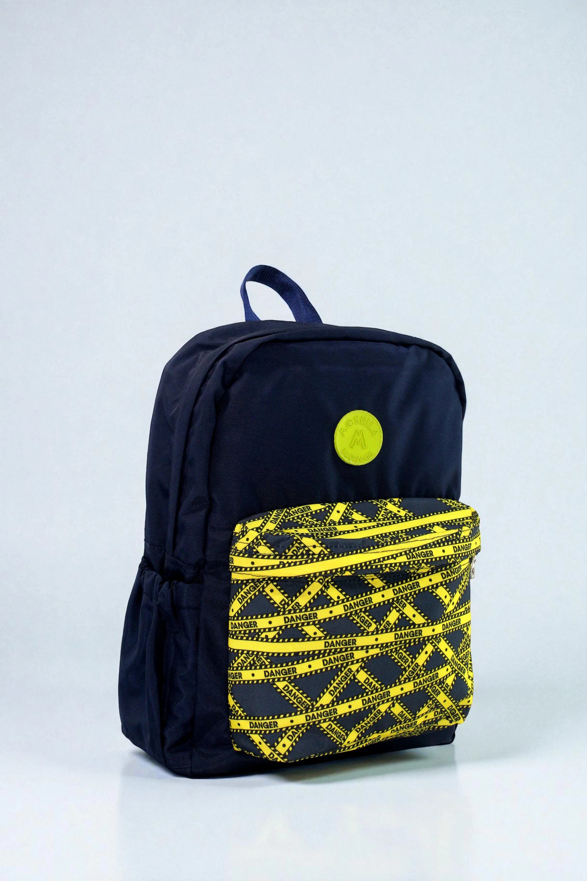 3362 MALETIN MOSHILA CLASSIC AZUL OSCURO BOLSILLO ESTAMPADO DANGER